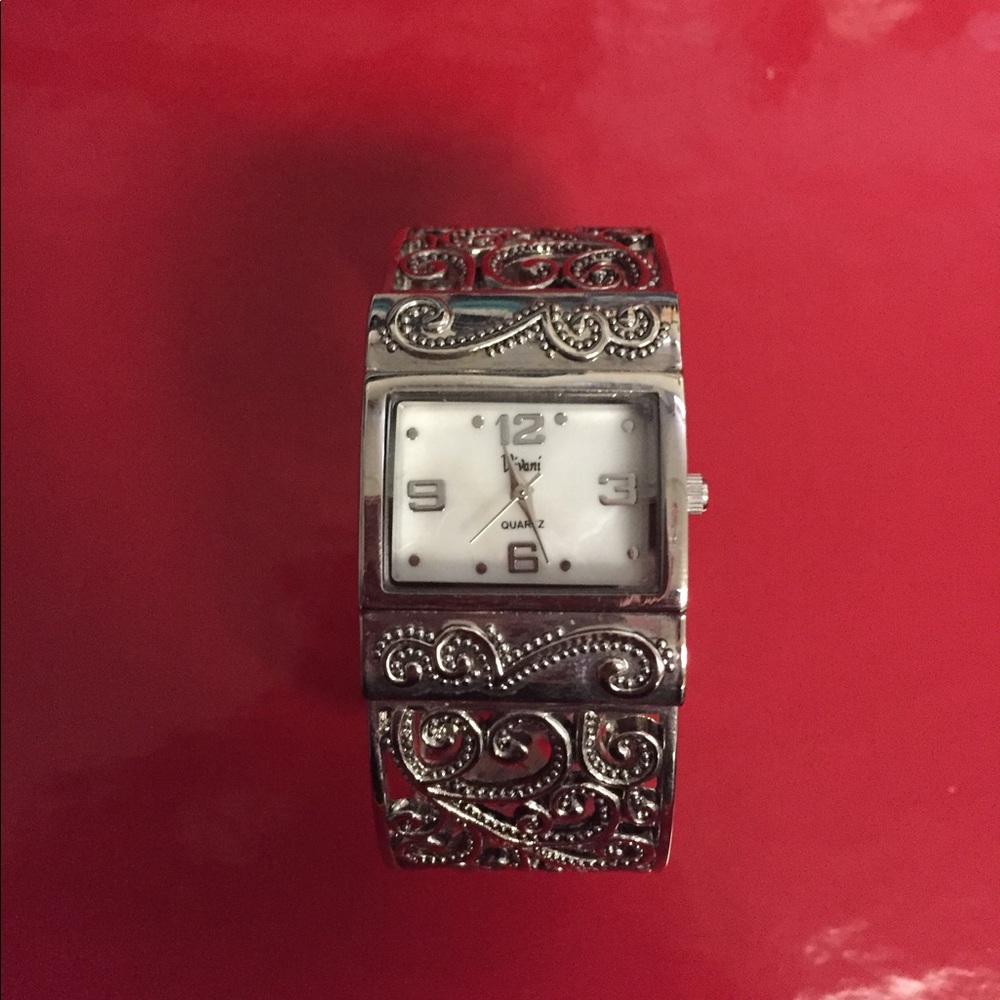 Silver Tone Quartz Fashion Watch.